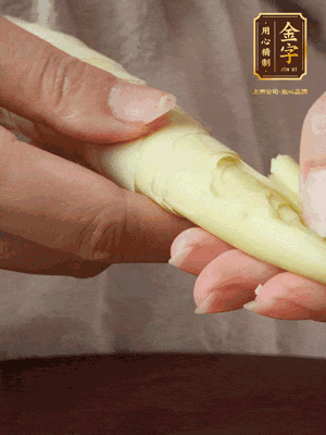 春筍沿著外皮豎著淺劃一刀，剝下外殼，切掉尾部的老根，切滾刀塊。（這個時候的春筍最為鮮嫩脆爽，不需要焯水去除澀味）