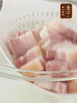 金字淡咸肉、排骨分別加料酒、蔥、姜冷水下鍋焯水，水開撇去浮沫撈出。