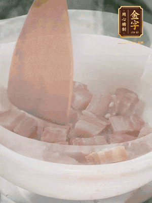 砂鍋內(nèi)咸肉微微煸出香味，再倒入開水。放排骨滾開后轉(zhuǎn)中小火篤30分鐘。（水盡量一次加足，以免中途加水沖淡鮮味。這一步是湯底濃白的關(guān)鍵）