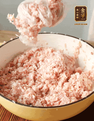 肉丁、咸肉丁、一丟丟鹽、料酒拌勻，反復(fù)摔打上勁。接著加入1兩蔥姜水，反復(fù)拌勻摔打上勁。前后共加3遍。3遍后筍丁，接著反復(fù)摔打上勁。最后加入1個(gè)蛋清、3茶匙生粉拌勻摔打上勁