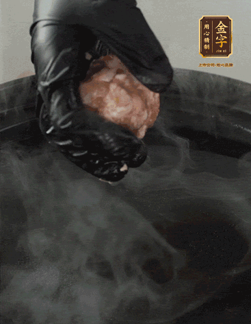 獅子頭摔打至圓潤牢固，等水煮開后，放獅子頭