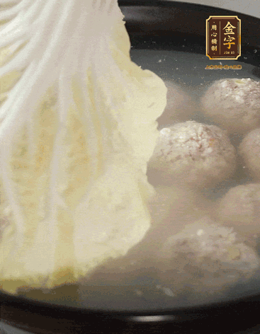 等獅子頭浮起來時(shí)再加白菜蓋。小火慢燉2小時(shí)