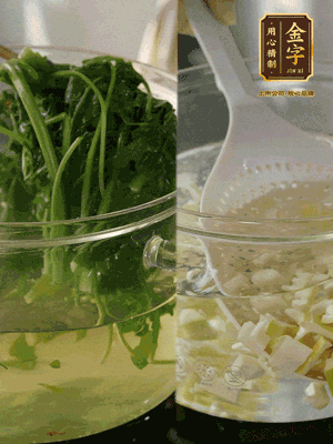 春筍切丁焯水；薺菜加鹽焯水，過涼水后切成細(xì)末