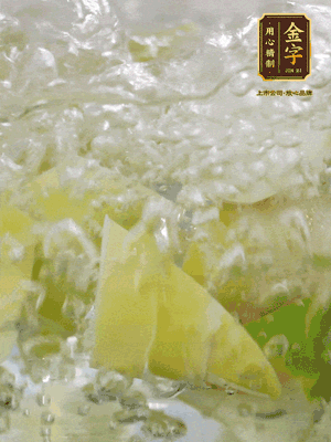 春筍沿著外皮豎著淺劃一刀，剝下外殼，切掉尾部的老根，切滾刀塊。簡單焯水去澀味。