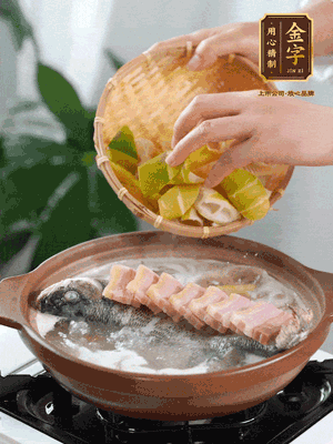 倒開水燉煮后轉移入砂鍋，淋料酒去腥、加少許鹽調味，再依次加咸肉、春筍燉煮15分鐘。