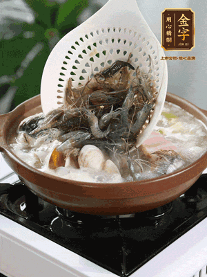 最后加一把蛤蜊、一把河蝦燜2分鐘，放一點白胡椒粉調味，撒上蔥花點綴！