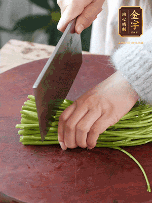 正嫩的藜蒿，掐頭去除根部，切小段