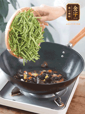 熱油煸香蒜末、姜粒、小米辣，再下臘肉煸炒出香味