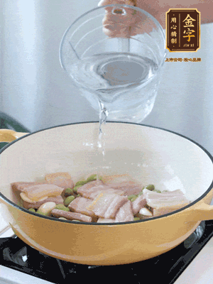 倒入熱水，加絲瓜、腐竹