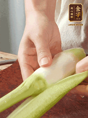 茭白去皮切絲，下鍋稍稍汆燙一下瀝干。