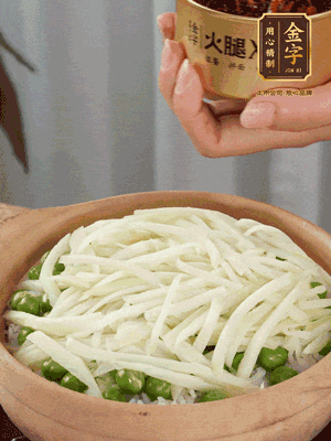 到水微干，放上豌豆、茭白絲。
