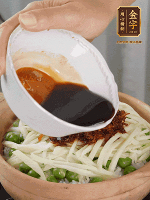 繼續(xù)小火燜3分鐘，淋上XO醬攪拌均勻。
