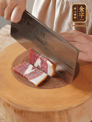 金字火腿切片，溫水浸泡5分鐘。