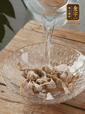 筍干提前泡發(fā)1晚切段，冬瓜去皮切塊。