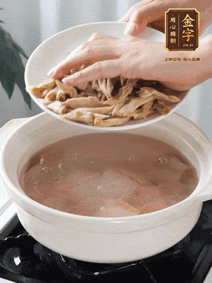 再下筍干段，加水、少許黃酒中火燉煮15分鐘。