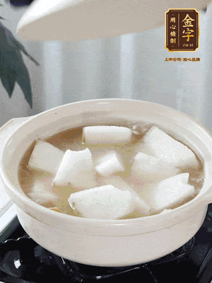 最后下冬瓜繼續(xù)燉煮10分鐘，撒上蔥花點(diǎn)綴。