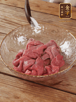 牛肉切丁，加黑胡椒海鹽、橄欖油腌10分鐘