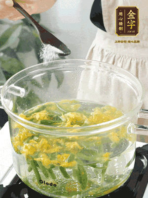 水開后，加鹽、黃瓜花焯水30秒
