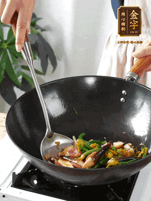 煸香蒜末，下香腸翻炒均勻，再依次下雞縱菌、黃瓜花