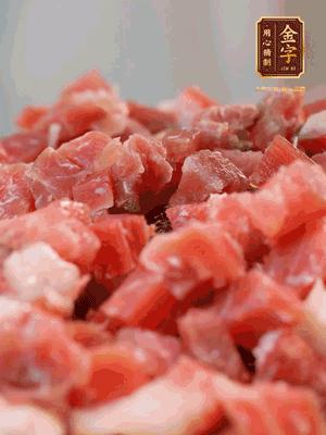 做月餅餡 火腿切成小丁，溫水浸泡5分鐘，上鍋蒸熟15-20分鐘，再將火腿丁、白砂糖、蜂蜜攪拌腌漬2小時(shí)
