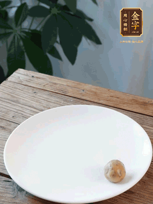 做水油皮、油酥 將油皮材料放入料盆中，加100ml水?dāng)嚢璩裳┗ㄆ瑺睢Ｔ诎赴迳戏磸?fù)揉搓成有一定筋度的光潔面團(tuán)，搓成14個(gè)團(tuán)子。
