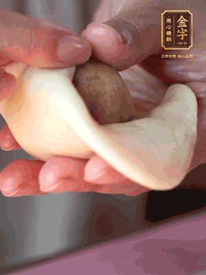 包月餅 面劑兩頭向中間捏緊， 光滑一面向下