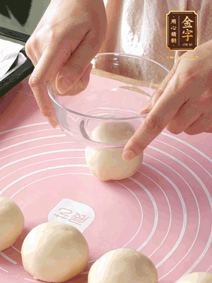 按扁后搟成圓形面皮。餡料放在面皮中心，把餡料包緊，捏緊收口