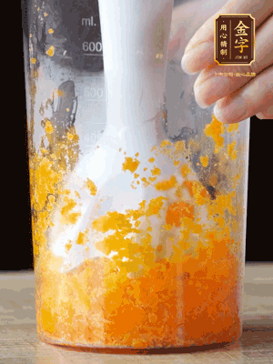 加玉米油、水怡、水揉搓成細(xì)膩的面團(tuán)。松弛半小時(shí)后，分成37g一個(gè)