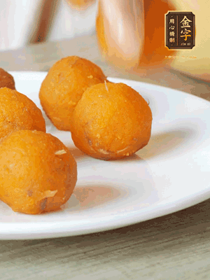 融化的黃油、芝士粉攪勻，加糖粉、蛋液、淡奶油、咸蛋黃攪勻，再加入玉米淀粉、奶粉拌勻，用不粘鍋炒至抱團(tuán)