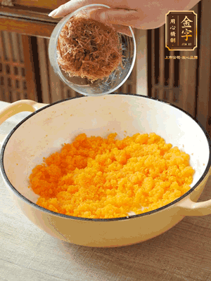 加火腿絲拌均，分成37g一個(gè)餡料，冷凍30分鐘