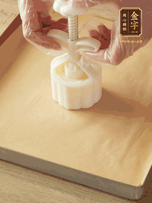 取一個(gè)面團(tuán)，捏扁，中間厚，四周薄?；⒖谕贤疲钡绞湛?，把餅胚放入模具里，壓2-3下