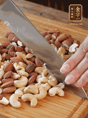 熟堅果切成大顆粒，加入杏仁片、白芝麻、火腿絲、熟糯米粉、玫瑰花醬、花生油、水怡攪拌均勻，捏成52g一個的小球