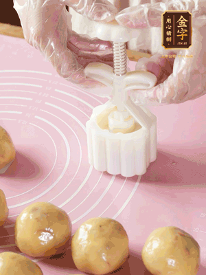 收緊虎口搓圓，裹上一層面粉，放入模具壓一壓