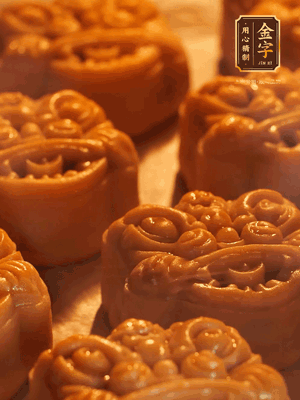 表面噴上水，烤箱預熱至190℃，170℃烤10分鐘