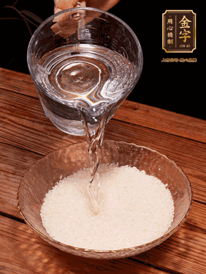 大米提前浸泡30分鐘。干香菇泡發(fā)切成條；蝦米提前浸泡2小時