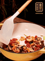 蔥白、干香菇、蝦米、香腸片略微翻炒才出香味，然后倒入料汁（生抽3勺、蠔油2勺、胡椒粉少許）、大米拌勻