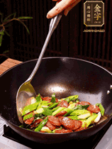 油熱下香腸炒至兩面微焦，下姜蒜、干辣椒、小米椒碎爆香