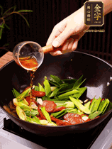 下蒜苗炒軟，沿鍋邊烹入一勺料酒，加醬油、蠔油、白糖調(diào)味炒勻