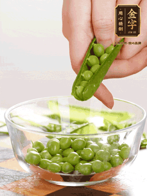 處理食材，藕切片，豌豆剝殼，菱角剝殼， 依次焯水