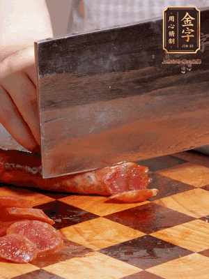 金字香腸煮熟，切片