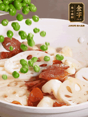 熱油下鍋，爆香香腸