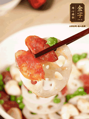 加入菱角、藕片繼續(xù)翻炒