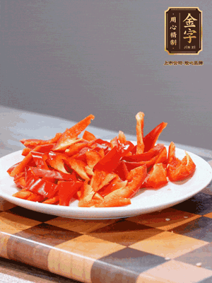 藕帶洗凈，斜切成小段備用、姜切絲、蒜切片、辣椒斜切，再切少許蒜