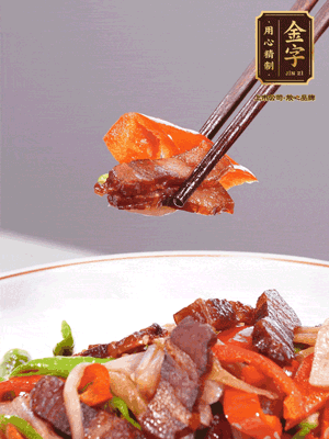 下藕帶、青紅辣椒翻炒均勻