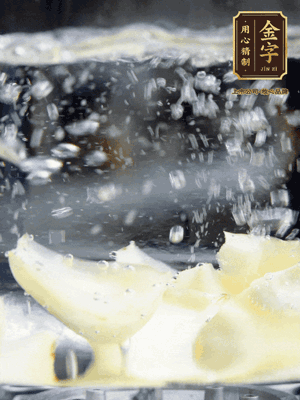 燒開一鍋水，甜豆米、百合燙10秒