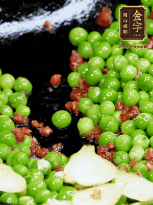 鍋內(nèi)少許油，下火腿煸香，再下甜豆米、百合翻炒，少許鹽、一點水煮到收干