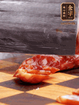 處理食材：香腸切片，土豆切塊、胡蘿卜切丁、豆角切段