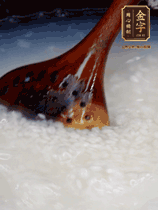 大米淘洗干凈，水開放入大米，煮3分鐘，煮到用手可以掐斷大米，撈出瀝干備用