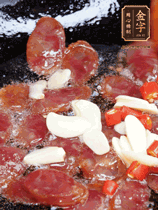 香腸煸香，加大蒜、小米辣增加香味