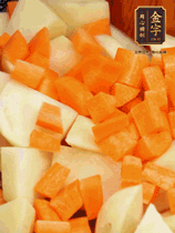 加土豆、胡蘿卜翻炒，隨后加入豆角、1勺鹽、1勺生抽、1勺蠔油、半勺老抽煸炒均勻